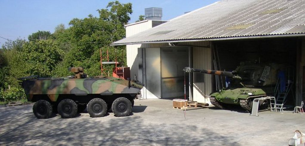 Atelier GRM avec véhicules militaires en cours de traitement