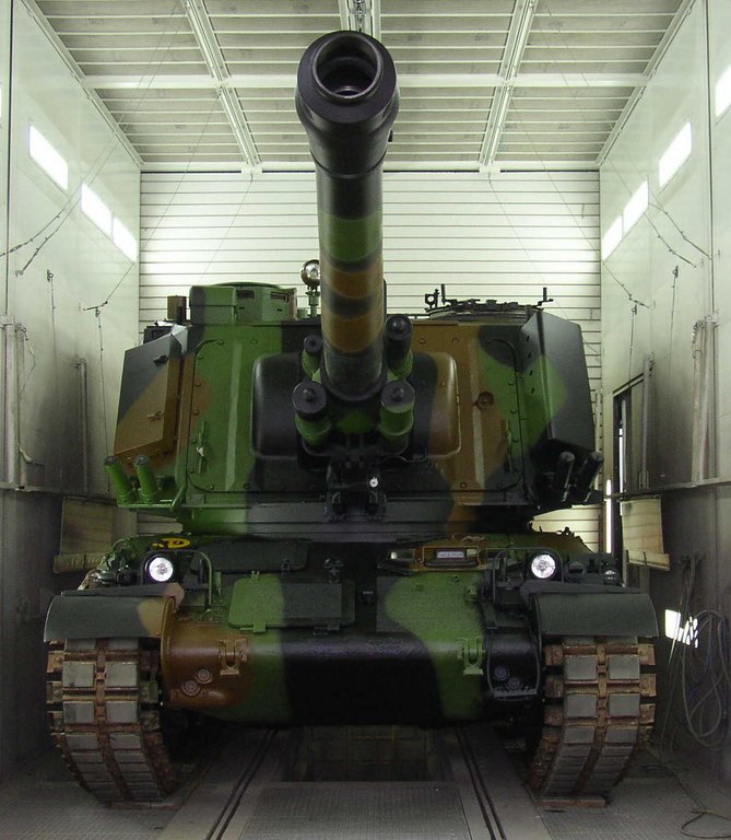 Char d'assaut en cabine de peinture après sablage