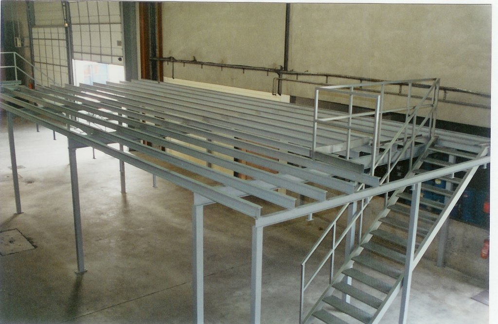 Mezzanine et passerelle métallique d'atelier
