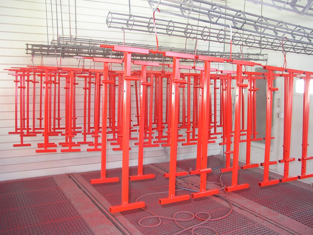 Petite série de structures peintes en rouge