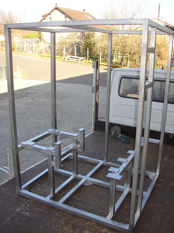 Structure autoportée en tubes carrés